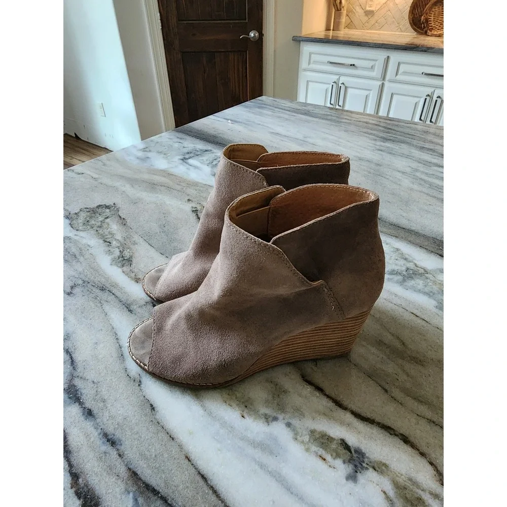 Lucky Brand‎ Taupe Suede Peep Toe Wedge Booties Womens 8.5M Tan Shoes
